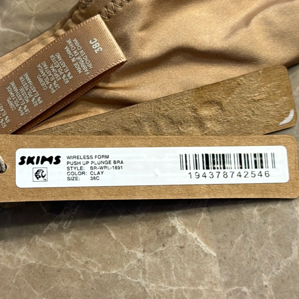 SKIMS WIRELESS FORM
PUSH-UP PLUNGE BRA 38C - Picture 8 of 8